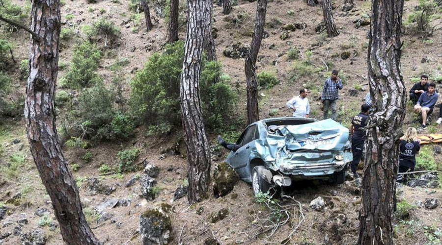 Uşak'ta kontrolden çıkan otomobil uçuruma yuvarlandı!