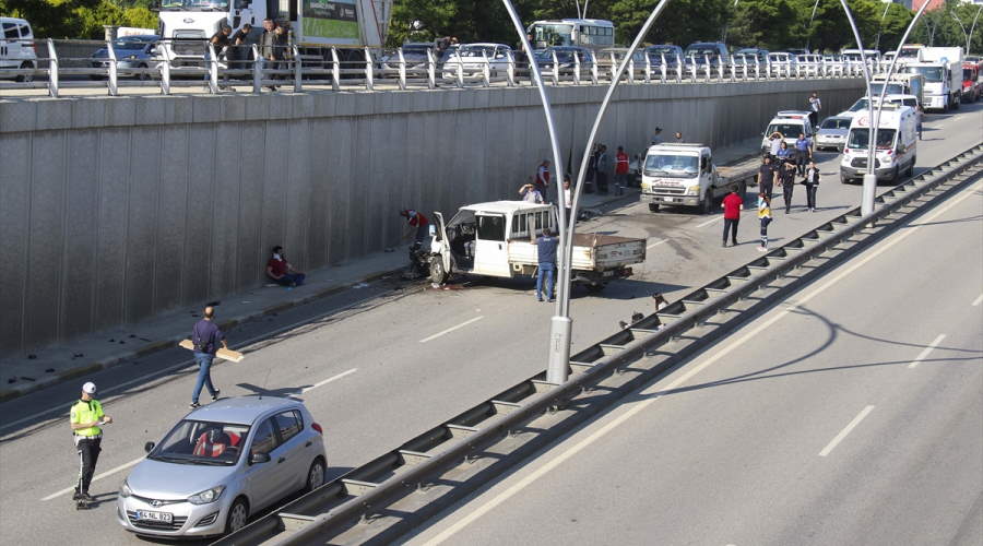 Uşak'ta Selçuklu Köprülü Kavşağı'ndaki kazada 6 kişi yaralandı