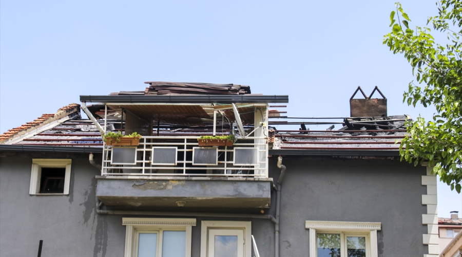 Uşak'ta iki katlı binanın çatısında yangın çıktı