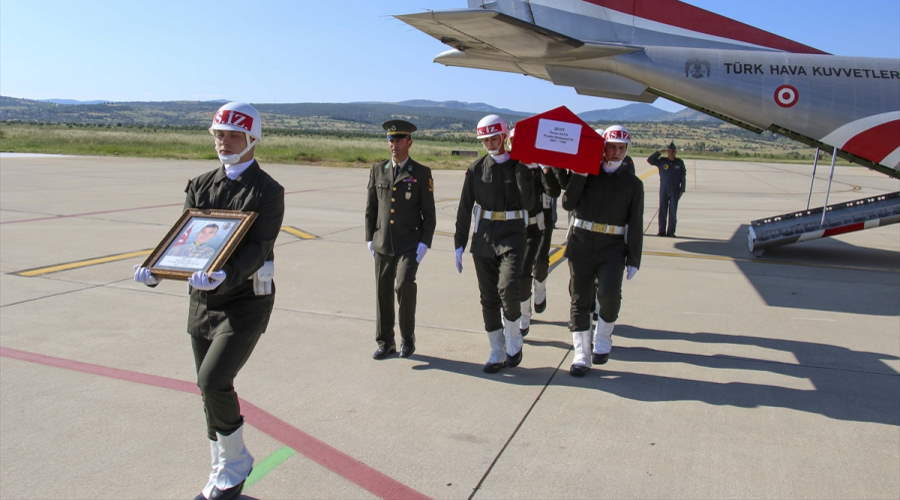 Şehit Piyade Sözleşmeli Er Özcan Kaya'nın naaşı Uşak'a getirildi