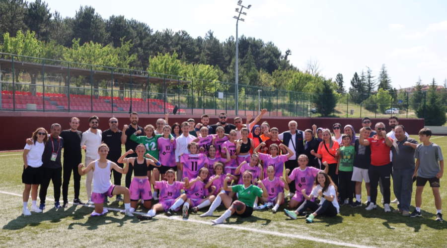 Uşak 64 Belediye Gençlik Spor Kadın Futbol Takımı 2. lige yükseldi