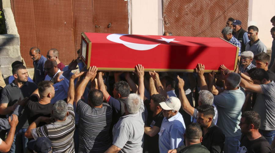 Şehit Piyade Sözleşmeli Er Özcan Kaya, son yolculuğuna uğurlandı