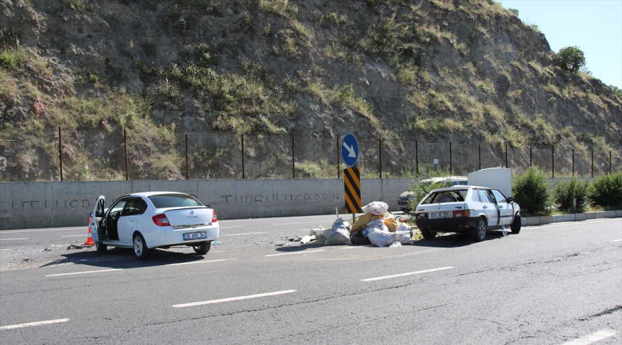 Uşak'ta Güneli Köy yolu ayrımında kaza: Otomobil sürücüleri yaralandı