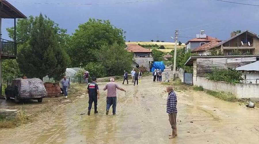 Banaz'da etkili olan sağanak dereleri taşırdı