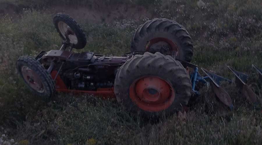 Uşak'ta devrilen traktörün altında kalan yaşamını yitirdi