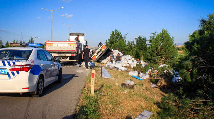 Uşak'ta iplik yüklü tır şarampole devrildi! Sürücü yaralandı