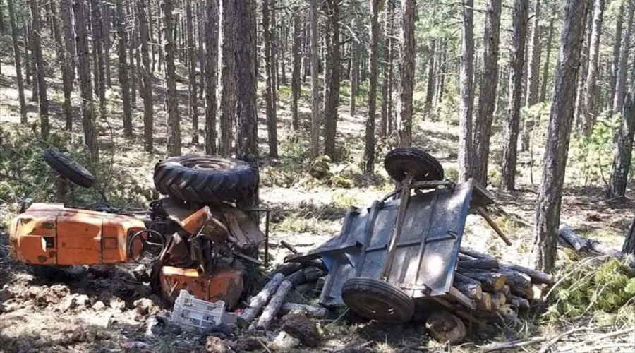 Uşak'ta Bahadır köyünde devrilen traktörün sürücüsü ağır yaralandı