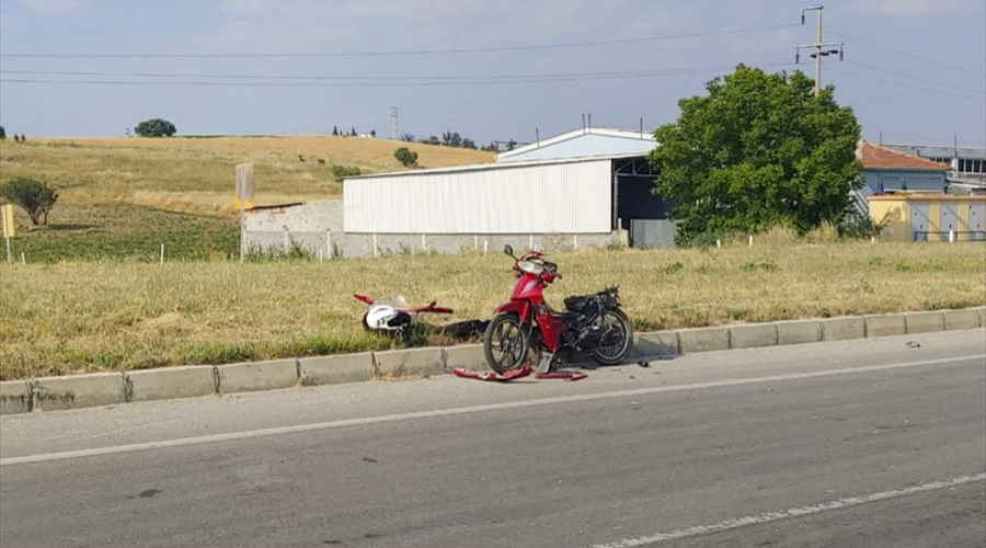 Uşak'ta otomobille çarpışan motosikletin sürücüsü yaralandı