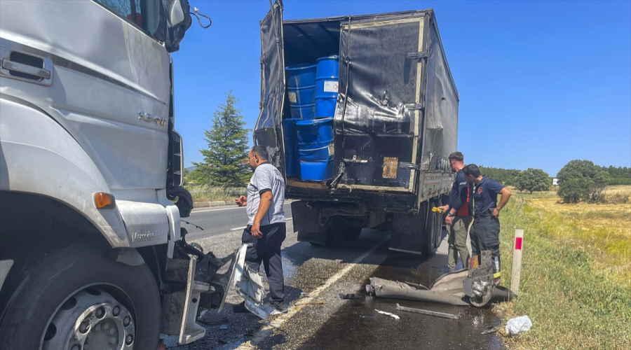 Uşak'ta, tır kamyona çarptı! 1 kişi yaralandı
