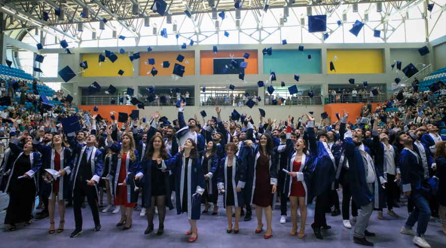 Uşak'ta İletişim Fakültesinin 7. dönem mezunları diplomalarını aldı