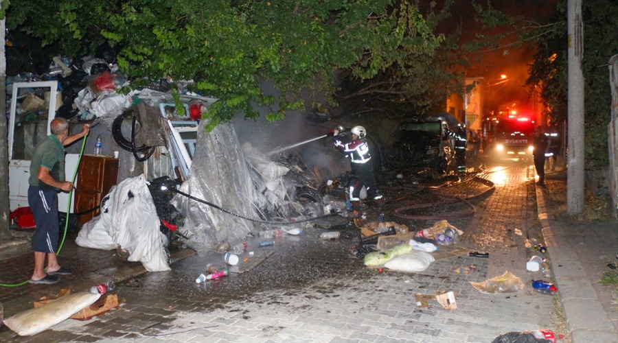 Sarayaltı Mahallesi’nde evin bahçesinde çıkan yangın kamyonete sıçradı