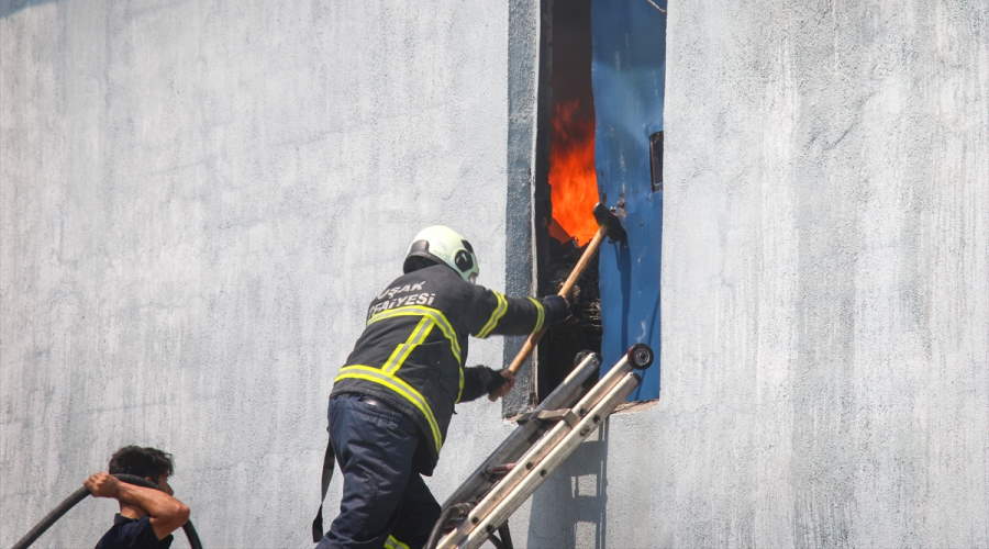 Uşak'ta keçe fabrikasında yangın çıktı