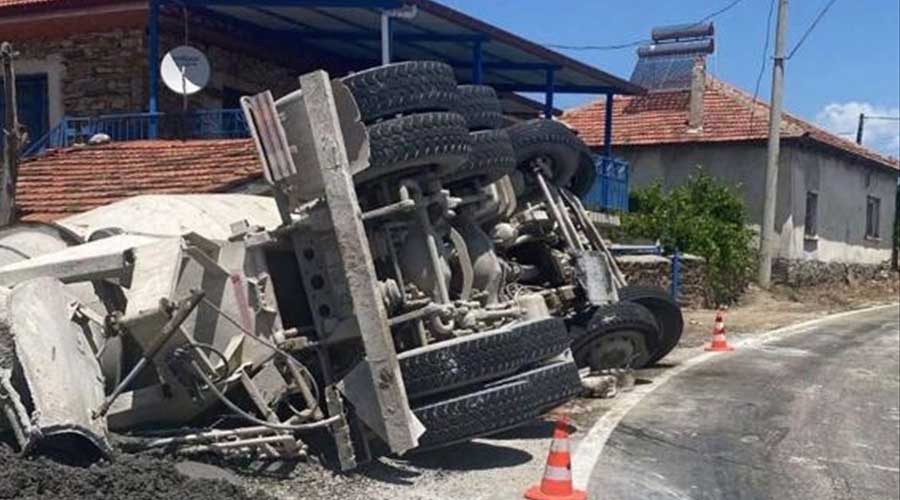 Takmak Köyünde beton mikseri devrildi! Sürücü yaralandı