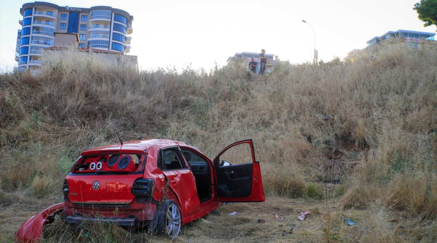 Uşak'ta Koru Park yakınlarında şarampole devrilen otomobildeki 4 kişi yaralandı