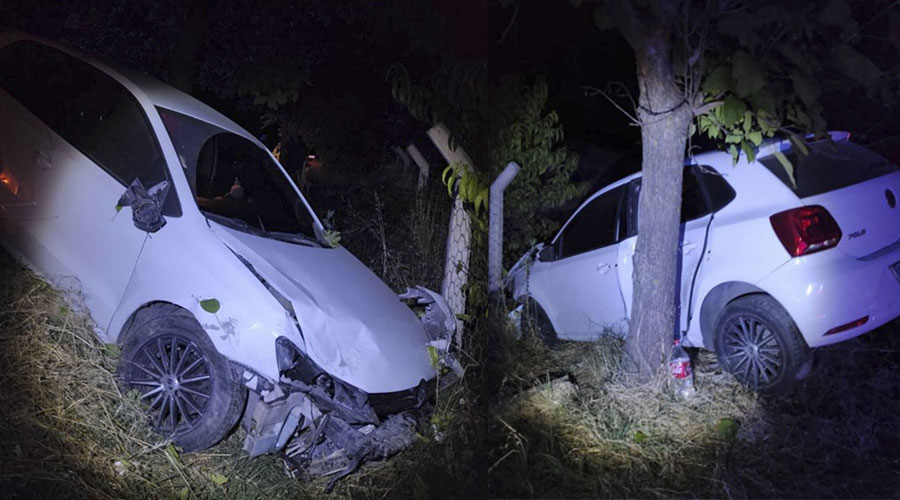Uşak'ta ağaca çarpan otomobilin sürücüsü yaralandı