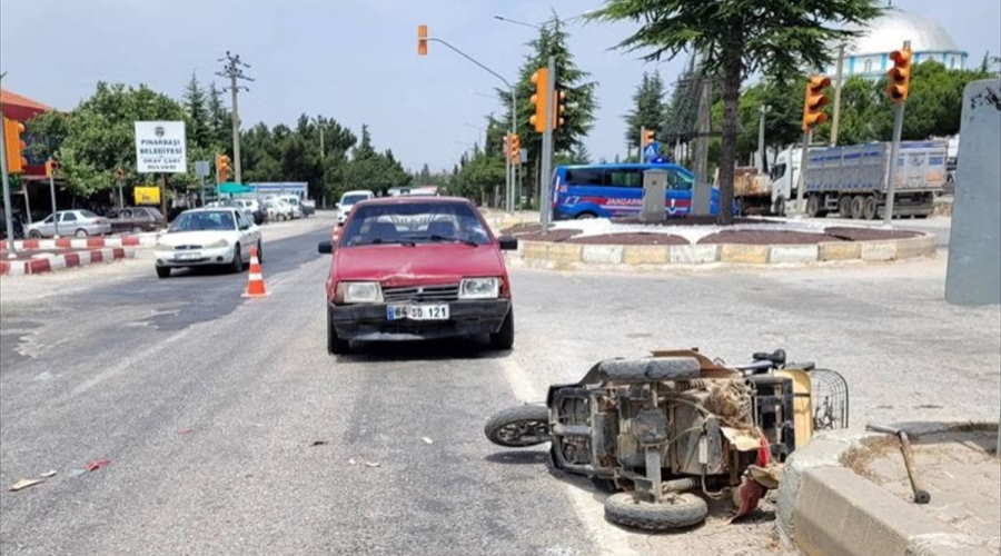 Sivaslı'da otomobille çarpışan motosikletin sürücüsü yaralandı
