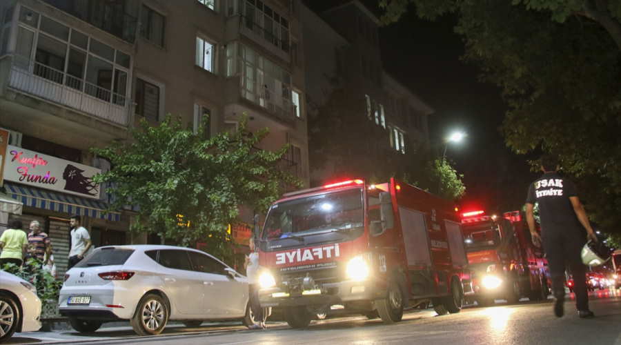 Zübeyde Hanım Caddesi’ndeki yangında yaşlı kadın hastaneye kaldırıldı