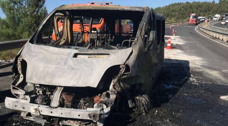 Uşak'ta kaza yapan minibüs cayır cayır yandı