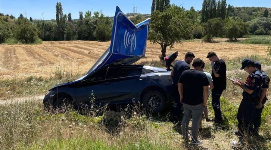 Yol kenarındaki uyarı tabelasına çarpan otomobildeki 4 kişi yaralandı