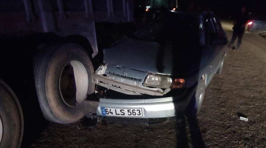 Uşak'ta park halindeki kamyona çarpan otomobildeki 3 kişi yaralandı