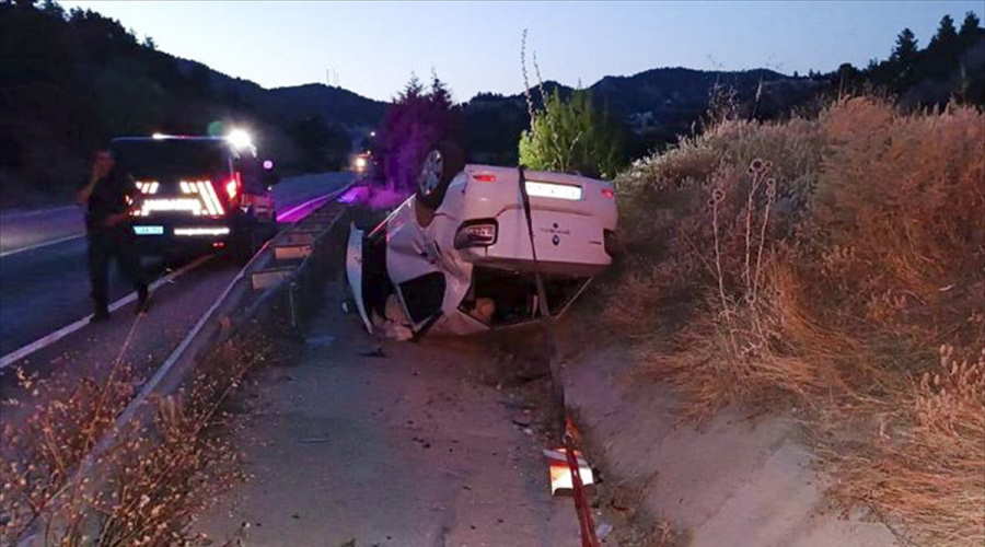Uşak'ta devrilen otomobilin sürücüsü yaralandı