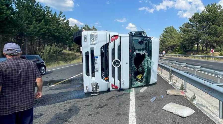 Uşak'ta devrilen yem yüklü tırın sürücü yaralandı
