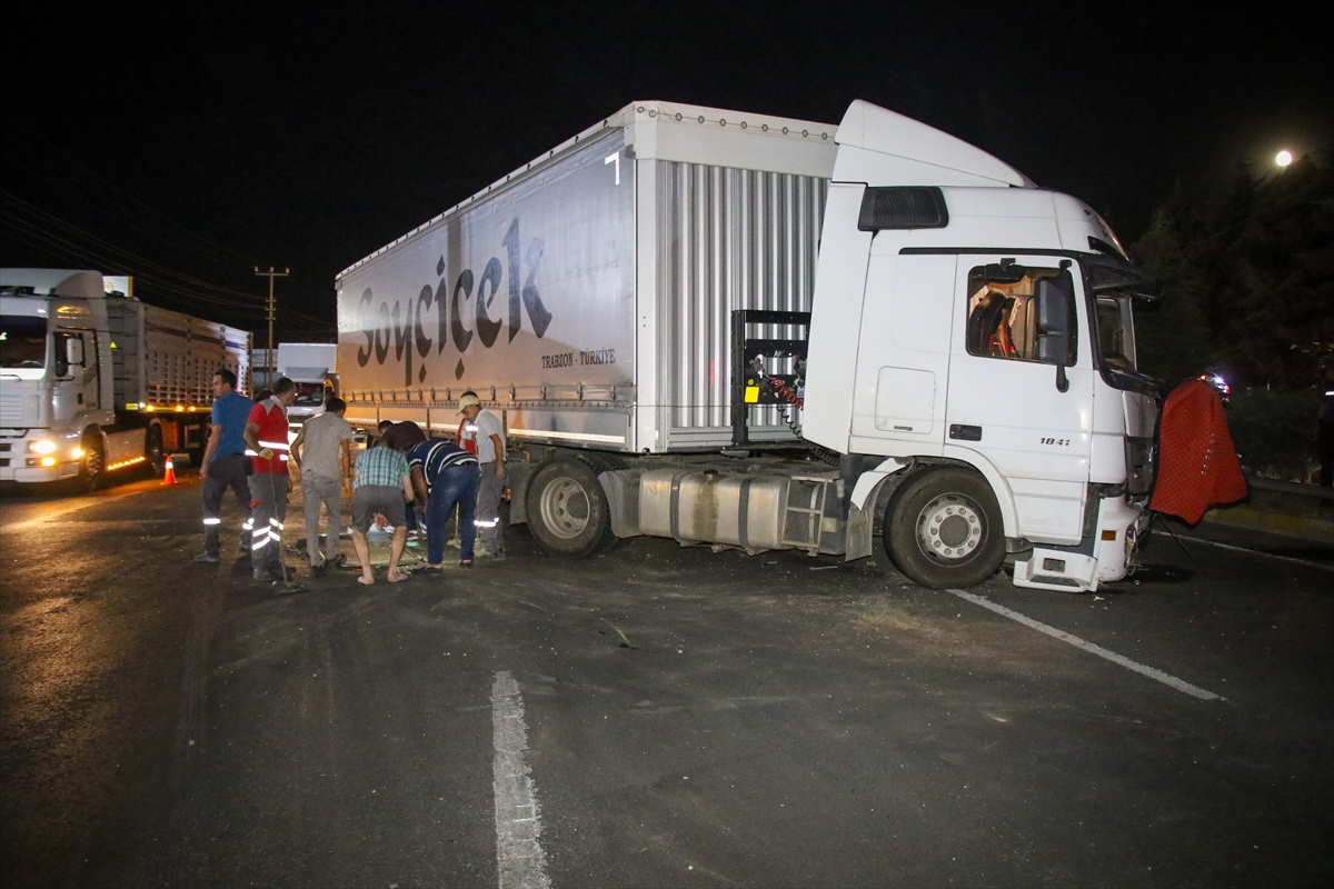 Uşak'ta karşı şeride geçen otomobil ile tır çarpıştı, 3 yaralı