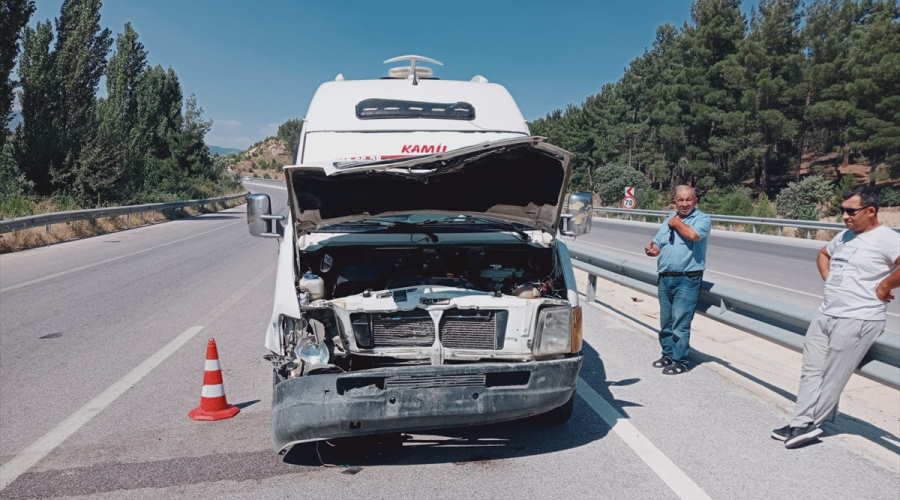 Uşak OSB’ye işçi götüren servisler kaza yaptı! 7 kişi yaralandı