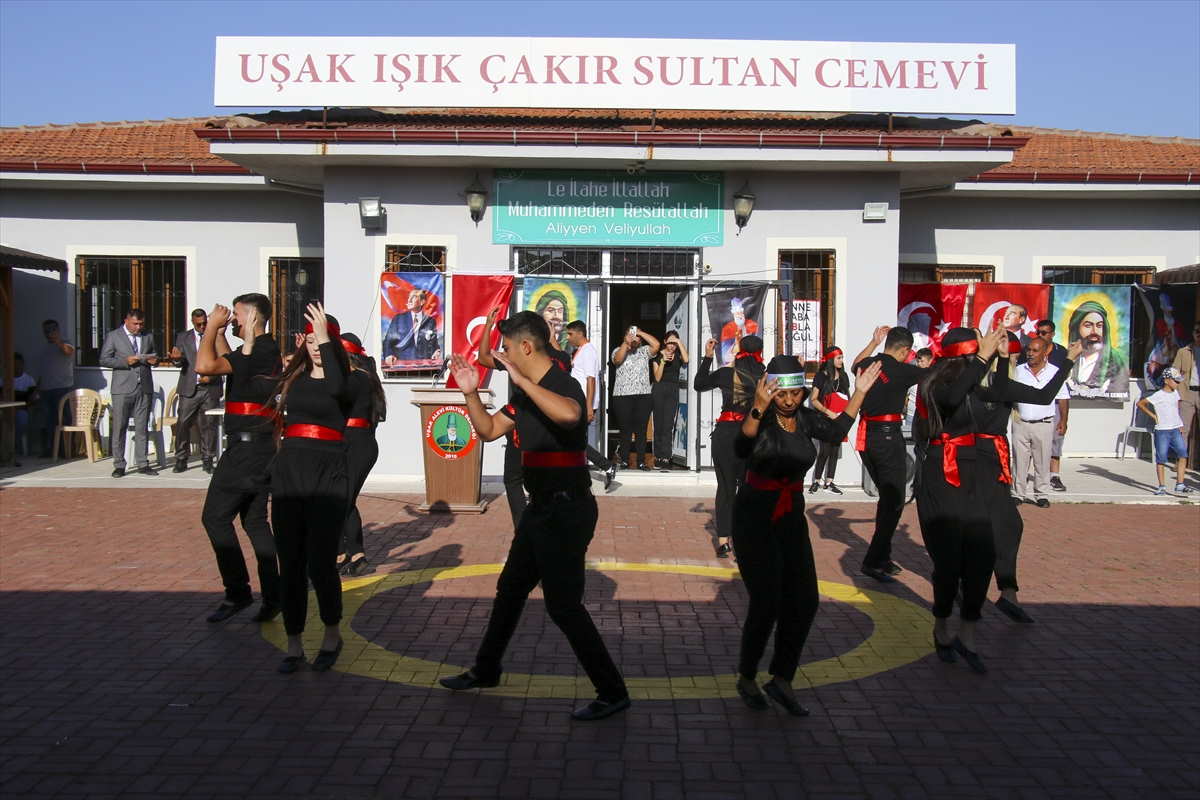 Uşak Alevi ve Kültür Derneği'nce aşure dağıtıldı