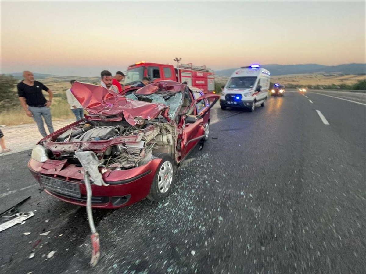 Banaz'da otomobille kamyon çarpıştı! 2 yaralı var