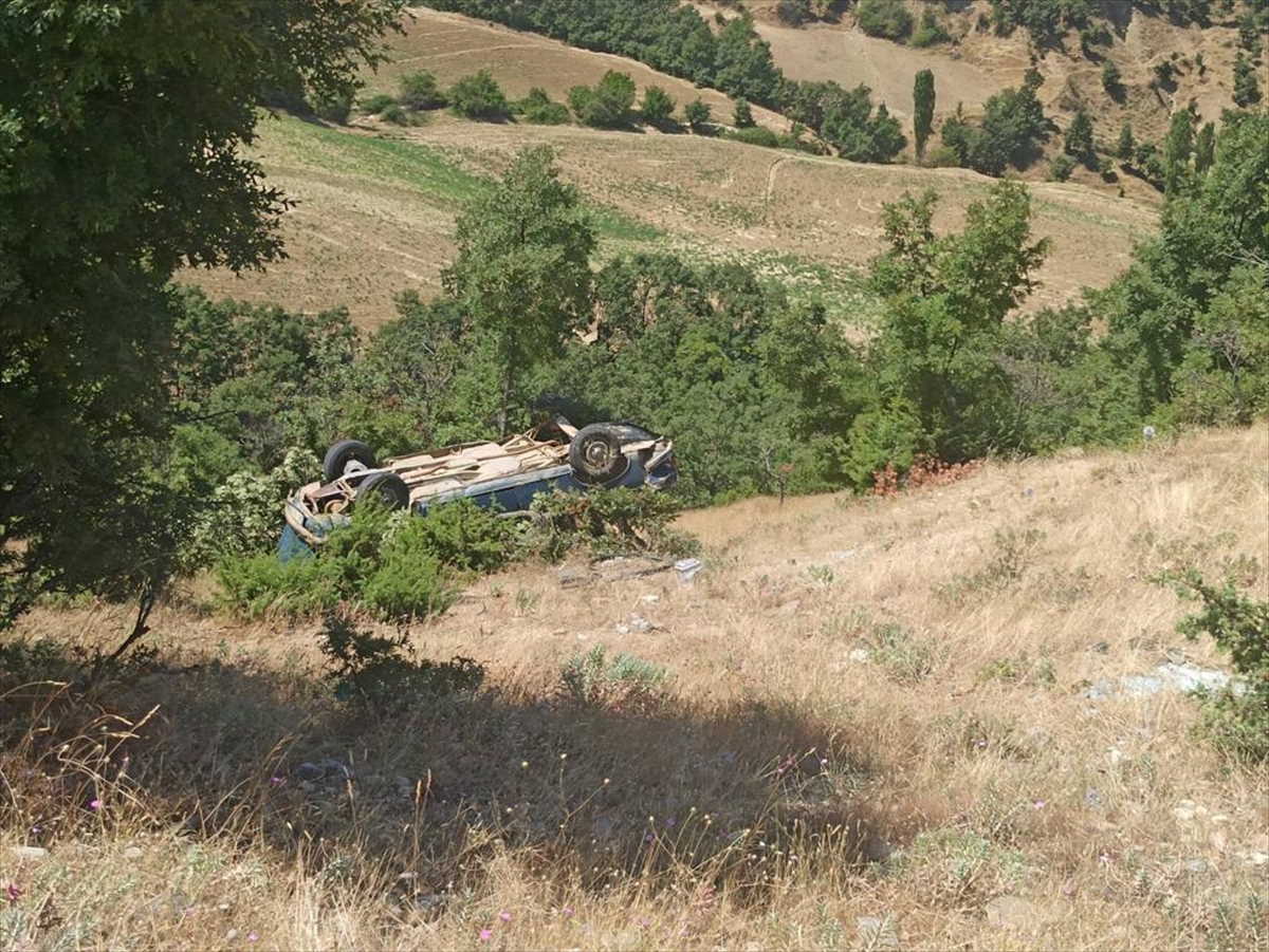 Eşme’de şarampole yuvarlanan otomobilin sürücüsü yaralandı