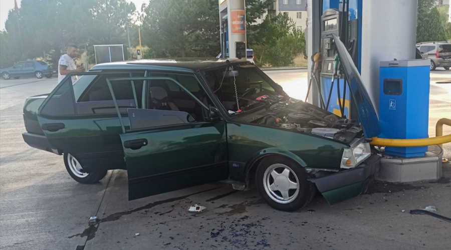Uşak'ta drift yapan sürücü akaryakıt pompasına çarptı
