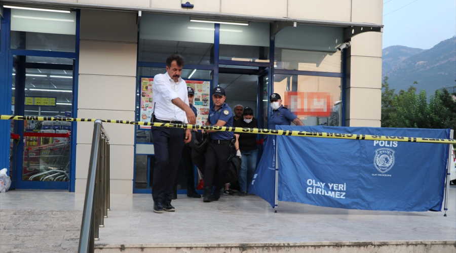Boşanma aşamasındaki karısını vurup intihar etti
