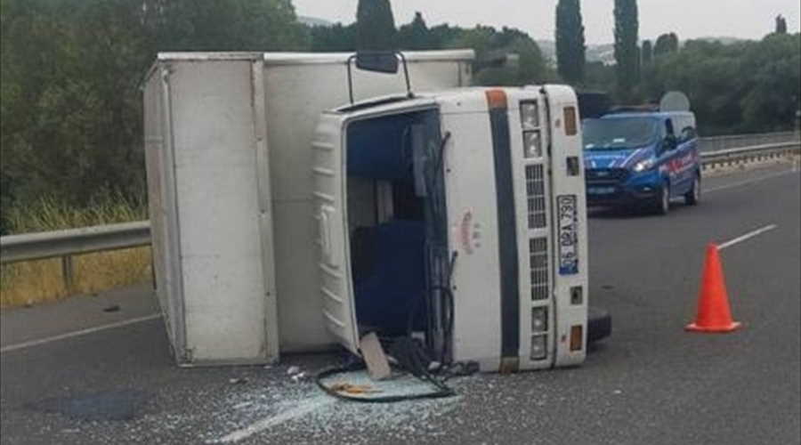 Uşak'ta kontrolden çıkan kamyonetin sürücüsü yaralandı