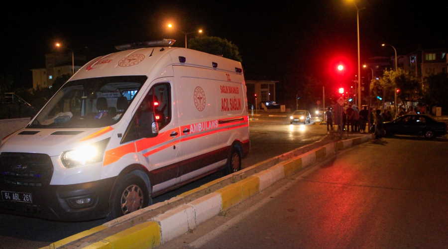 Uşak'ta hafif ticari araçla otomobil çarpıştı! 4 kişi yaralandı