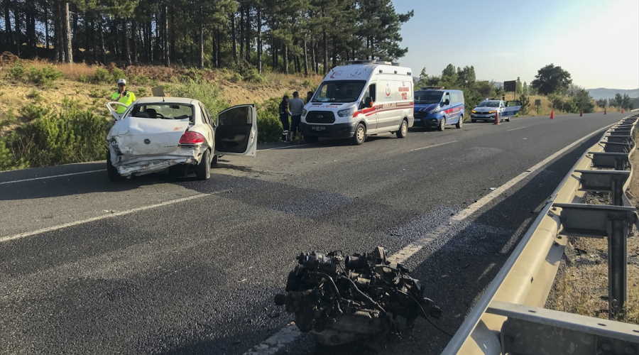 Uşak'ta otomobil bariyerlere çarptı! 2 kişi öldü