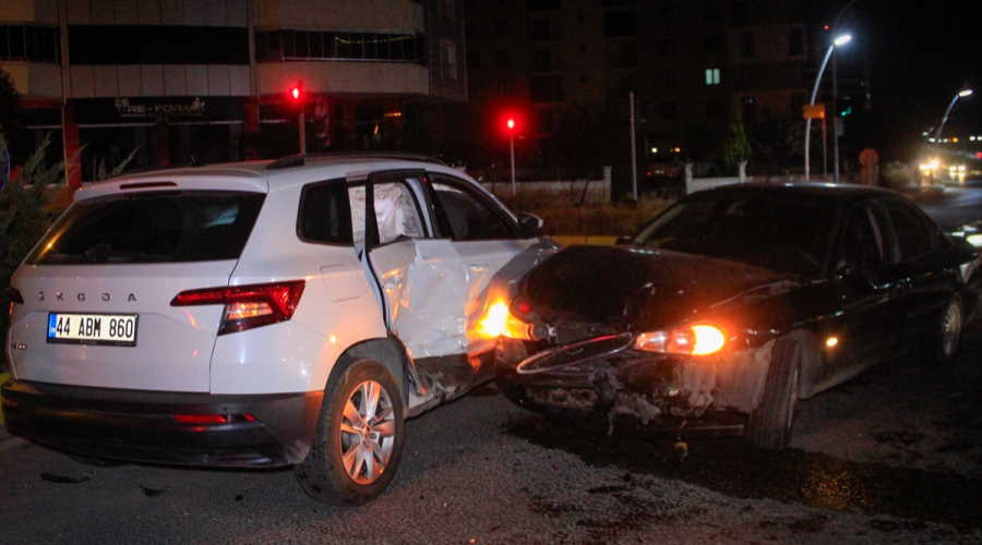 Uşak'ta iki otomobil çarpıştı! 3'ü çocuk 5 yaralı var