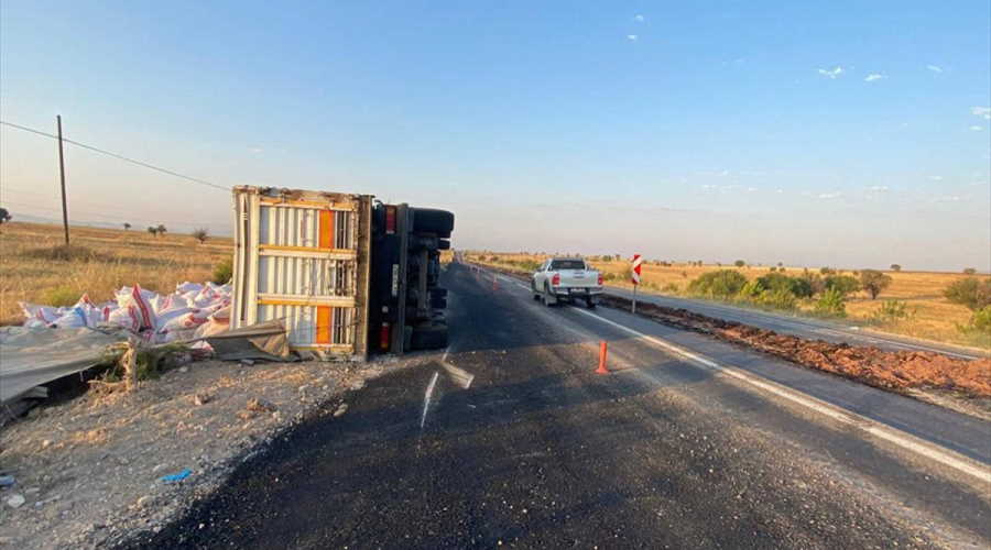 Uşak'ta yem yüklü tır devrildi! Sürücüsü yaralandı