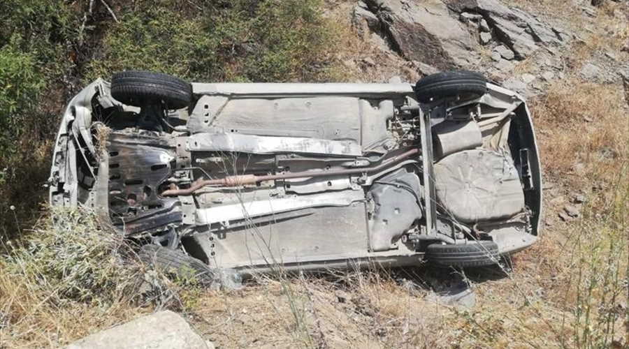 Uşak'ta otomobil şarampole devrildi! 2 yaşındaki çocuk yaralandı