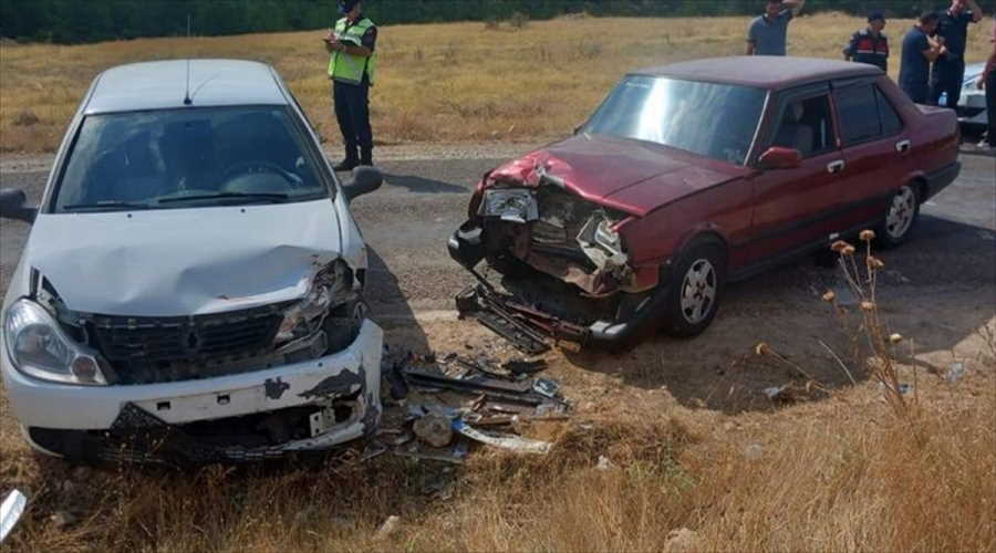 Uşak'ın Ulubey ilçesinde iki otomobil çarpıştı! 3 yaralı var