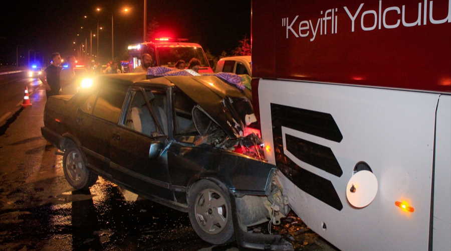 Uşak'ta duran yolcu otobüsüne çarpan otomobilin sürücüsü öldü