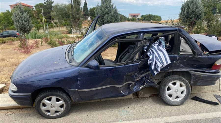 Uşak'ta Çarıkköy kavşağı yakınlarında iki otomobil çarpıştı, 3 yaralı