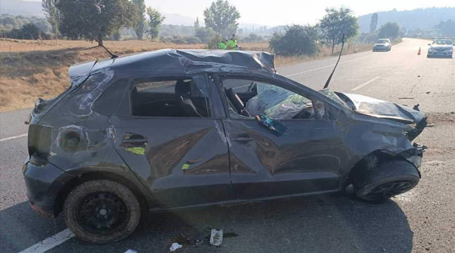 Uşak'ta otomobil refüje çarptı! 1'i bebek, 3 kişi yaralandı