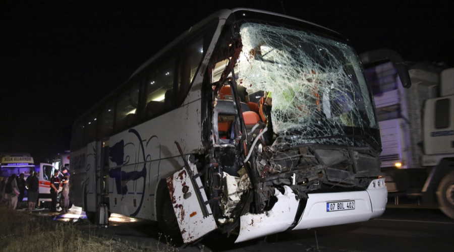 Uşak'ta yolcu otobüsü tıra arkadan çarptı! 15 kişi yaralandı