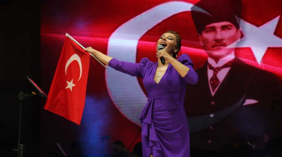 Uşak'ın kurtuluşunun 101. yılı etkinliğinde Funda Arar konser verdi