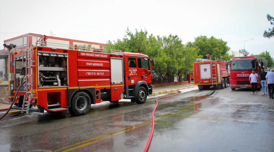 Uşak’ta tekstil fabrikasındaki yangın 1 saat sonra söndürüldü