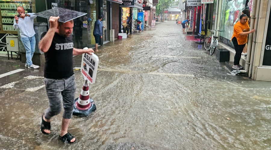 Uşak'ta yağmur, dolu ve fırtına hayatı felç etti