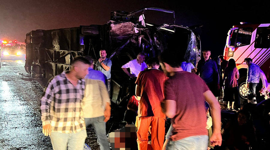 Otobüs, minibüs ve hafif ticari araca çarptı: 3 kişi hayatını kaybetti, 45 kişi yaralandı