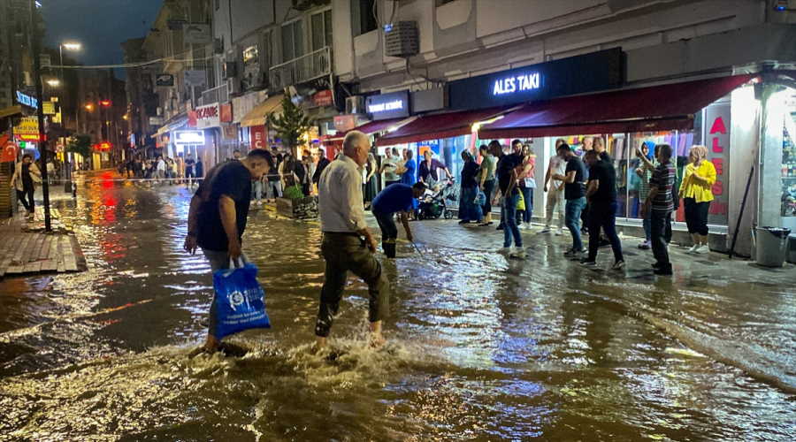 Uşak'ta sağanak yağış etkili oldu