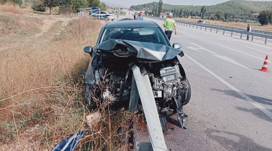 Gediz-Uşak kara yolunda bariyere saplanan otomobildeki 2 kişi yaralandı